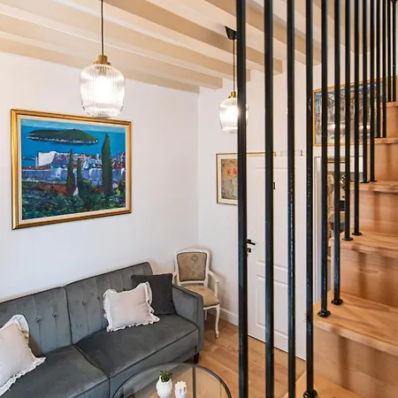 Old Town Center Apartment