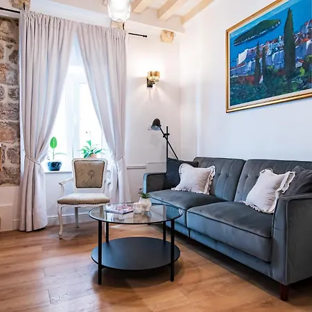 Old Town Center Apartment